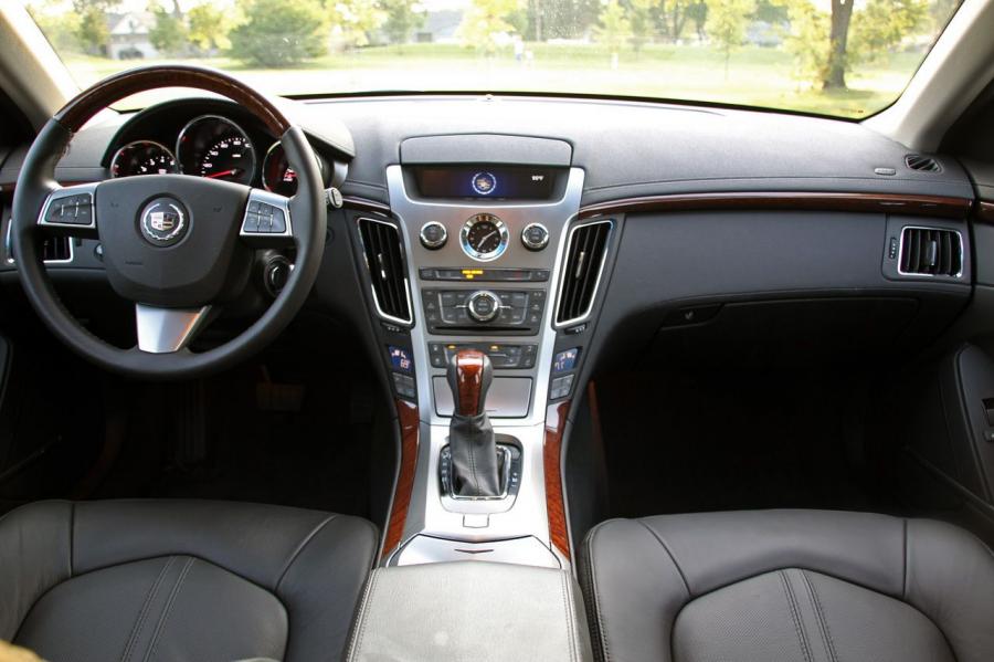  Cadillac CTS Sport Wagon 2010 года  (фото 32 из 53)